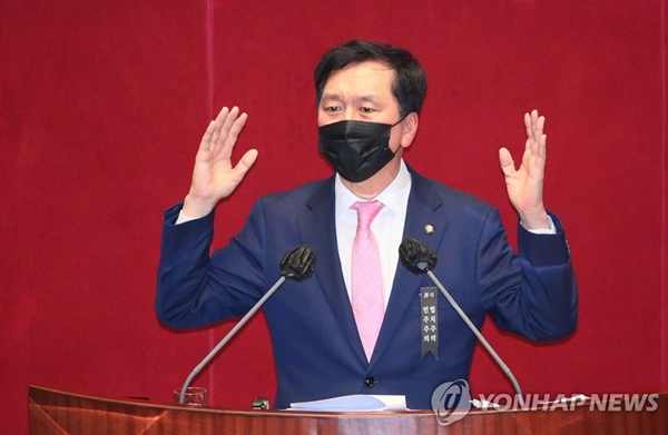국민의힘 김기현 의원이 9일 오후 국회 본회의에서 고위공직자범죄수사처 설치 및 운영에 관한 법률 일부개정법률안(대안)에 대해 무제한 토론을 하고 있다. [사진=연합뉴스]