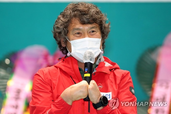 '열 손가락 없는 산악인' 김홍빈(57) 대장이 장애인 최초로 히말라야 14좌 완등에 성공했다. [사진=연합뉴스]