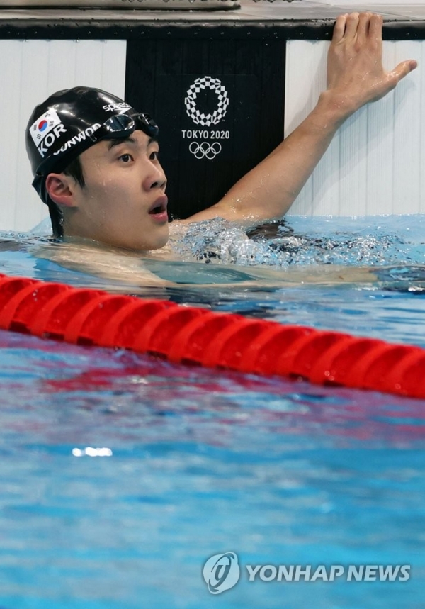 남자 100m 자유형 준결승서 3번 레인의 황선우가 자신이 세운 아시아신기록을 확인하고 있다. [사진=연합뉴스]