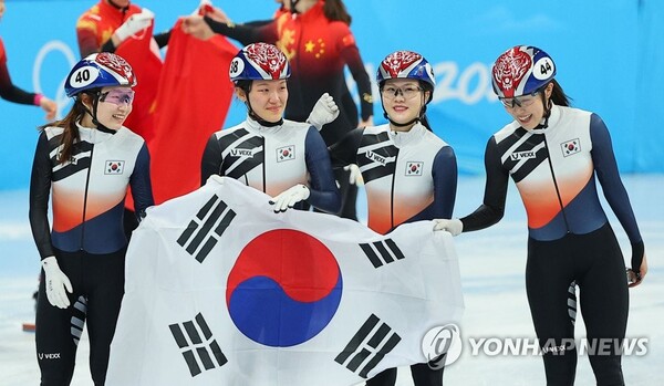 13일 중국 베이징 캐피털 실내 경기장에서 열린 2022 베이징 동계올림픽 쇼트트랙 여자 3000m 계주 결승전에서 은메달을 차지한 한국 멤버들이 태극기를 들고 기뻐하고 있다. [사진=연합뉴스]