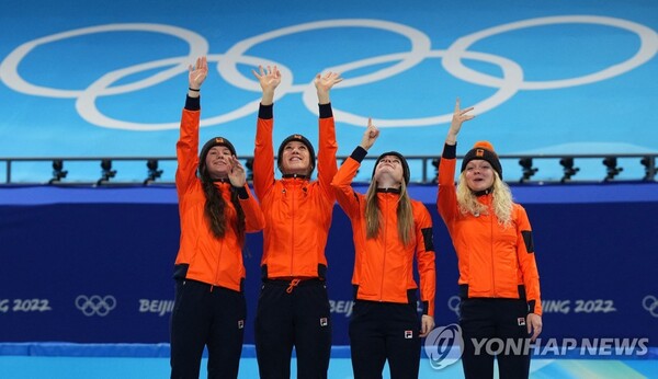 네덜란드 쇼트트랙 여자 계주 대표선수들이 13일 베이징 올림픽 여자 계주에서 우승을 차지한 뒤 하늘을 향해 인사하는 세리머니를 하고 있다. [사진=로이터/연합뉴스]