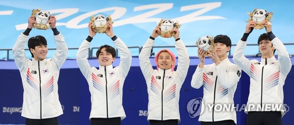 12년 만에 은메달을 따낸 한국 남자 쇼트트랙 계주 주자들이 포디엄에서 환호하고 있다. [사진=연합뉴스]