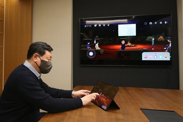 신동빈 롯데 회장이 지난 22일 태블릿 PC로 메타버스 회의를 주재하고 있다. [사진=롯데지주 제공]