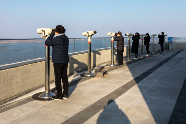 애기봉 조강전망대 루프탑에 설치된 무료망원경으로 관광객들이 한강 너머 북한을 구경하고 있다. 