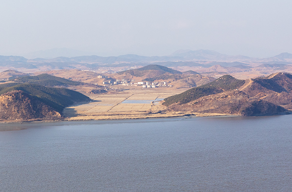 북한의 농촌마을. 뒤편으로 희미하게 송악산까지 보인다.