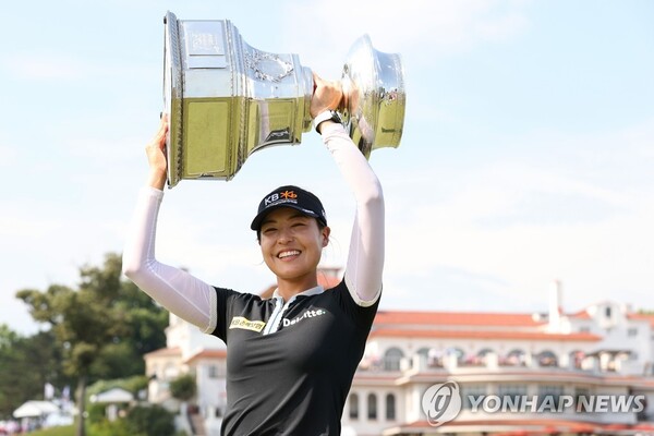 전인지가 KPMG 여자 PGA 챔피언십 우승 트로피를 치켜들면서 환하게 미소짓고 있다. [사진=게티이미지/AFP/연합뉴스]