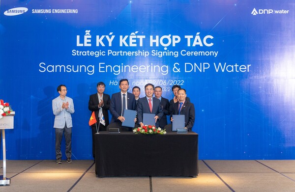 삼성엔지니어링과 DNP Water 관계자들이 인수 계약을 체결하고 기념 촬영을 하고 있다. [사진=삼성엔지니어링 제공]