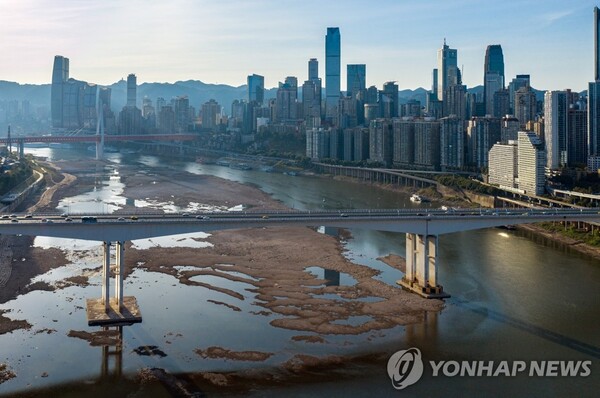 가뭄으로 말라붙은 양쯔강 지류 [사진=EPA/연합뉴스]