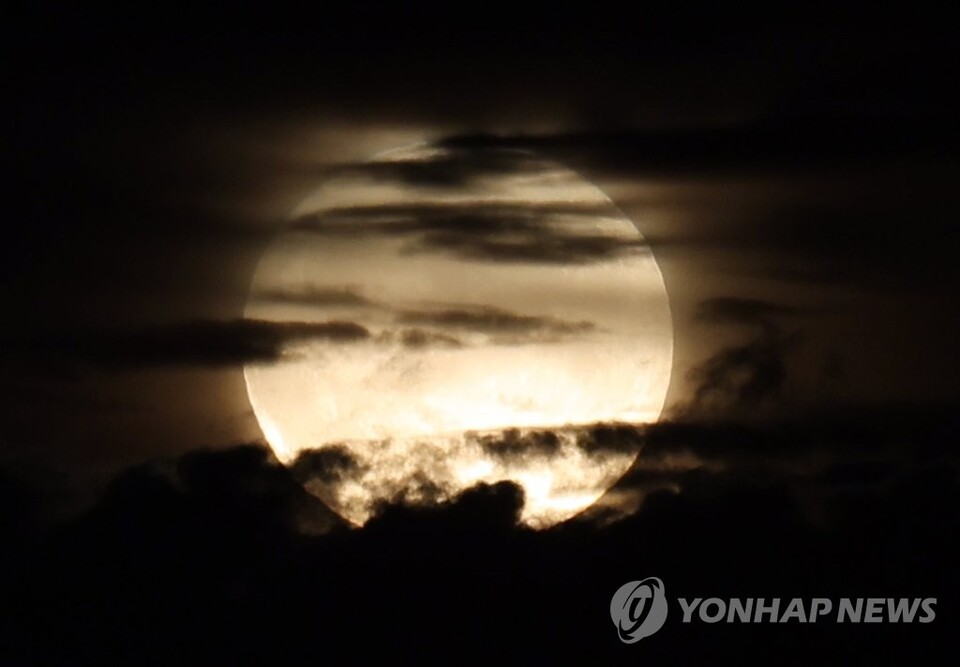 ​지난 10일 남산 뒤로 휘영청 떠오르고 있는 추석 보름달. 지난 100년 중 가장 둥근 보름달이란다. [사진=연합뉴스]​