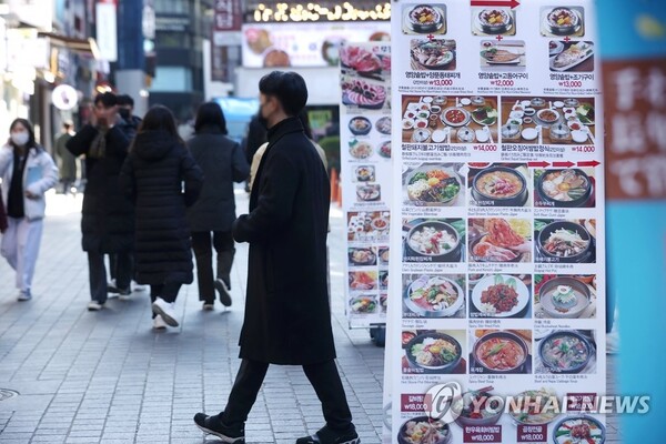 11월 소비자물가 상승률이 1년 전보다 5.0% 상승했다는 통계청 발표가 나온 2일 서울 중구 명동의 한 음식점 가격표. [사진=연합뉴스]
