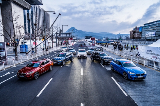 BMW 그룹 코리아의 공식 딜러 도이치모터스는 17일 열린 '2019 서울국제마라톤'에 대회 운영 차량으로 'BMW X시리즈' 전 모델을 지원했다. [사진=BMW 도이치모터스 제공]