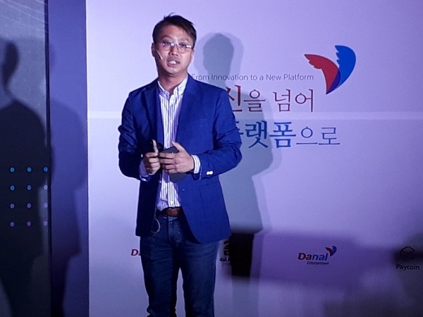 지성원 달콤커피 대표가 프레젠테이션을 통해 달콤만의 차별화 및 경쟁력을 소개하고 있다.