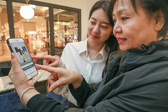현대백화점은 50대 이상 소비자들의 쇼핑 편의를 높이기 위해 모바일 앱을 전면 개편했다고 7일 밝혔다. [사진=현대백화점 제공]