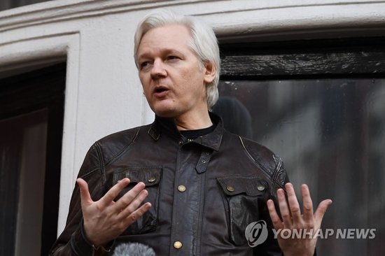 위키리크스 창립자인 어산지가 11일(현지시간) 런던 주재 에콰도르대사관에서 체포됐다. [사진=연합뉴스]