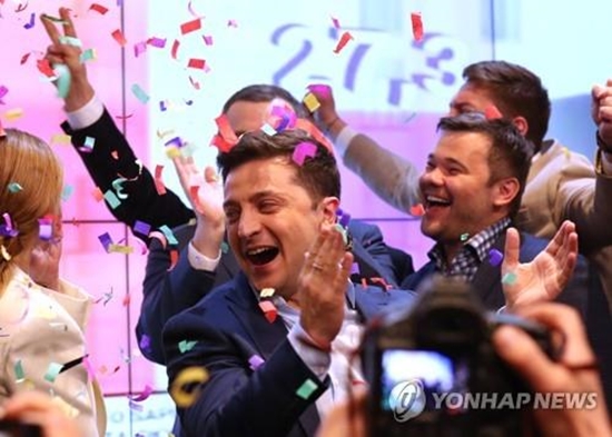 AFP, 로이터통신 등 외신에 따르면 우크라이나 중앙선거관리위원회는 22일(현지시간) 99.68%가 진행된 결선투표 개표 결과, `국민의 종`당 후보 젤렌스키가 73.21%의 득표한 것으로 나타났다. [사진=연합뉴스]