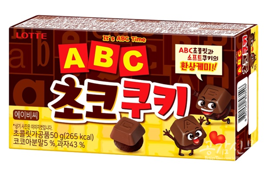 롯데제과가 ABC초콜릿과 카카오 쿠키를 결합한 ‘ABC초코쿠키’를 출시했다. [사진=롯데제과 제공]
