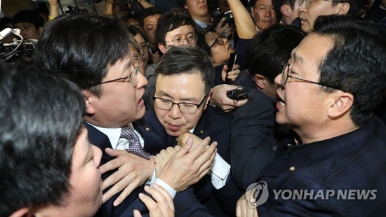 26일 여야 4당과 자유한국당 의원들은 밤샘 고성과 몸싸움이 오가는 대치를 이어갔다. [사진=연합뉴스]