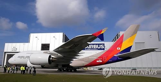 아시아나항공은 오는 9월 1일부로 현재 A380 6대에서 운영 중인 퍼스트 클래스 운영을 중단하고 비즈니스 스위트(Business Suite)를 도입한다고 밝혔다. [사진=연합뉴스]