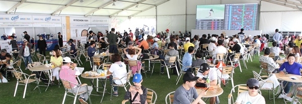 교촌에프앤비가 개최한 한국여자프로골프(KLPGA) 대회 ‘제6회 교촌 허니 레이디스 오픈’에는 약 1만 여명의 갤러리가 운집했다. [사진=교촌에프앤비 제공]
