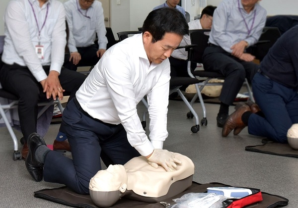 김진국 대표이사가 심폐소생술 교육에 임하고 있다. (사진제공=하나투어)