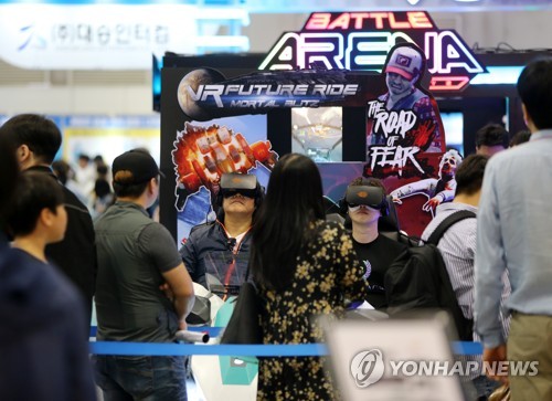 2019 플레이엑스포(PlayX4)가 열리는 경기도 고양 킨텍스 제2전시장에서 관람객들이 VR기기를 쓰고 게임을 즐기고 있다. [사진=연합뉴스]