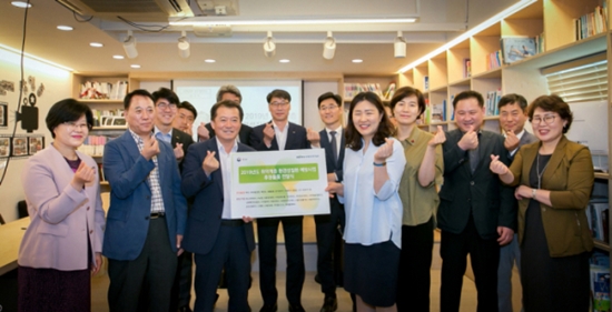 라이프케어기업 웅진코웨이는 17일 취약계층의 실내환경 개선을 위해 공기청정기를 기증한다고 밝혔다. [사진=웅진코웨이 제공]