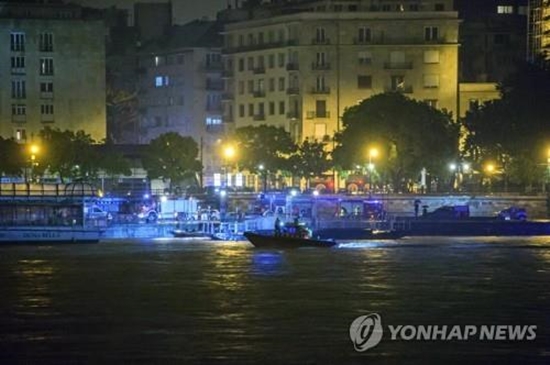 전날 저녁 한국인 관광객들이 탑승한 유람선 '하블라니'(헝가리어로 '인어')가 침몰한 헝가리 부다페스트 다뉴브강에서 30일 구조 및 수색 작업이 진행되고 있다. [사진=연합뉴스]