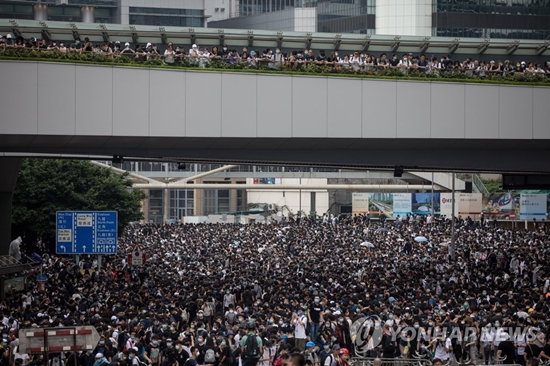 중국 정부가 ‘미국의 개입에 따른 불법 폭력 시위’로 규정한 홍콩의 '범죄인 인도 법안'(송환법)을 반대하는 대규모 시위대가 12일 홍콩 도심에 집결했다. [사진=연합뉴스]