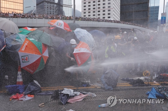 홍콩 경찰은 11일 정부청사 앞에 모인 시위대에 최루탄과 후추가스를 발사하고 12일에도 홍콩 선역에서 시위대에 대한 압박 작전을 진행한 것으로 알려졌다. [사진=연합뉴스]