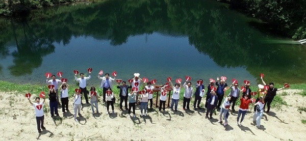 하트 모양의 산본저수지 앞에서 포즈를 취한 마을 주민들 (사진제공=한국 코카-콜라)