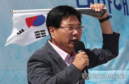 자유한국당 탈당을 선언한 홍문종 의원은 대한애국당과 함께 '신공화당'(가칭)을 창당하겠다고 밝혔다. [사진=연합뉴스]