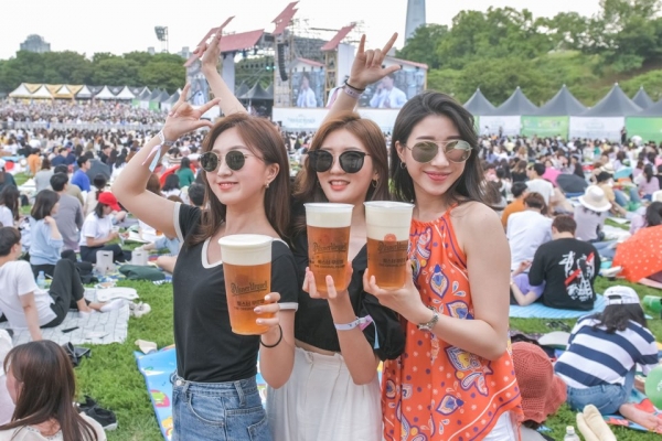 역시, 무더운 여름에는 한 잔의 맥주가 딱. 2019 서울 파크 뮤직 페스티벌 성료 (사진제공=함샤우트)