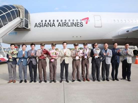 아시아나항공은 19일 인천공항에 새로 도입한 A350 여객기가 도착한 직후 한창수 사장을 비롯한 임직원이 안전과 번영을 기원하며 도입식을 했다고 20일 밝혔다. [사진=아시아나항공 제공]