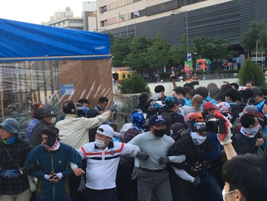 서울시가 광화문광장에 설치된 대한애국당 불법 천막을 강제 철거했다. [사진=연합뉴스]