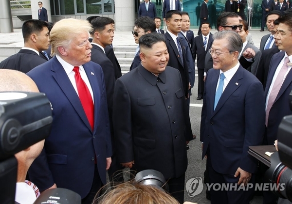 문재인 대통령과 김정은 북한 국무위원장, 도널드 트럼프 미국 대통령이 30일 판문점에서 회동했다. [사진=연합뉴스]