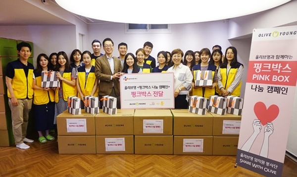 올리브영이 서울시립청소녀건강센터에 ‘핑크박스’ 1000개를 전달했다. [사진=CJ올리브네트웍스 제공]