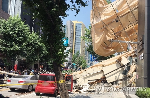 연합뉴스와 서초소방서에 따르면 4일 오후 2시 23분경 서울 서초구 잠원동에서 철거 작업 중이던 5층 건물의 외벽이 무너져 1명이 숨지고 3명이 다쳤다. [사진=연합뉴스]
