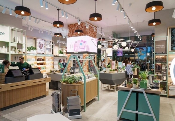 이니스프리는 11일 호주 시드니 웨스트필드(Westfield) 쇼핑센터 내 플래그십 스토어를 오픈했다고 밝혔다. [사진=아모레퍼시픽 이니스프리 제공]