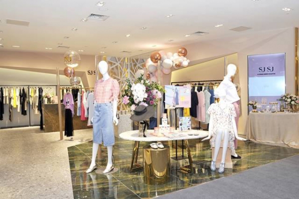 현대백화점 그룹 계열 패션 전문기업 한섬은 중국 백련그룹과 여성 캐주얼 브랜드 SJSJ에 대한 ‘중국 독점 유통(수출) 계약’을 체결했다고 17일 밝혔다. [사진=현대백화점 제공]