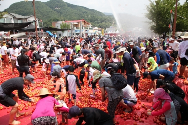 오뚜기는 강원도 화천에서 열리는 '2019 화천 토마토축제'를 후원한다고 24일 밝혔다. [사진=오뚜기 제공]