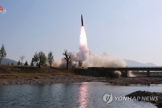 5월 9일 조선중앙TV가 공개한 훈련 모습으로 단거리 미사일 추정체가 이동식 발사차량(TEL)에서 공중으로 치솟고 있다. [사진=연합뉴스]