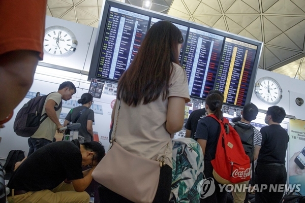 AFP통신에 따르면 홍콩국제공항 대변인은 13일 오전 "체크인 수속을 재개했다"고 밝혔다.  [사진=연합뉴스]