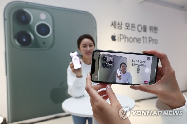 25일 서울 성동구 피어59스튜디오에서 열린 SK텔레콤 애플 아이폰11 시리즈 론칭 쇼케이스에서 모델들이 아이폰11 시리즈를 선보이고 있다. [사진=연합뉴스]