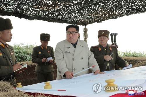 김정은 북한 국무위원장이 서부 전선에 위치한 도서지역 방어부대를 시찰하는 과정에서 북한 군의 해안포 실사격이 이뤄졌다. &nbsp;[사진=조선중앙통신/연합뉴스]