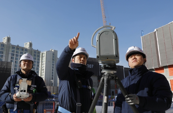 김포에서 건설중인 e편한세상 김포 로얄하임 현장에서 대림산업 직원들이 3D 스캐너와 드론을 활용하여 BIM 설계에 필요한 측량자료를 촬영하고 있다 [사진=대림산업 제공]