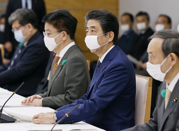 아베 신조 일본 총리가 16일 일본 총리관저에서 열린 신종 코로나바이러스 감염증(코로나19) 대책본부 회의에서 긴급사태를 전국으로 확대한다고 발표했다. [사진=연합뉴스]