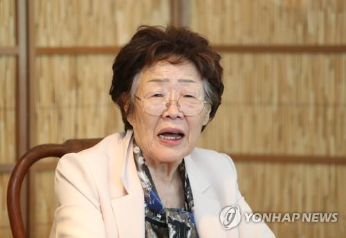 일본군 '위안부' 피해 생존자인 이용수 할머니가 5월 7일 오후 대구시 남구 한 찻집에서 열린 기자회견에서 수요집회를 없애야 한다고 주장하며 관련단체를 비난하고 있다. [사진=연합뉴스]