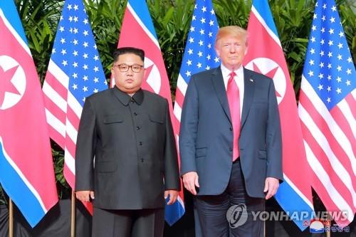 2018년 6월 12일 싱가포르의 센토사섬에서 만났던 김정은 북한 국무위원장과 도널드 트럼프 미국 대통령 [사진=연합뉴스]