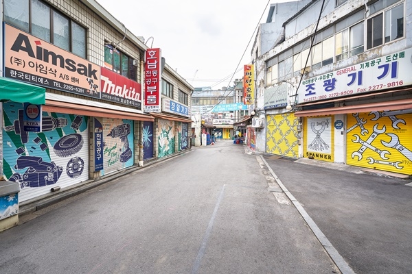 신한카드가 지역골목 활성화와 소상공인, 디자이너, 시민을 연결하는 가교 역할을 위해 '을지로 셔터갤러리' 오픈했다. [사진=신한카드 제공]
