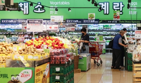 서울시내 한 대형마트 신선식품 판매대에서 시민들이 장을 보고 있다. [사진=연합뉴스]